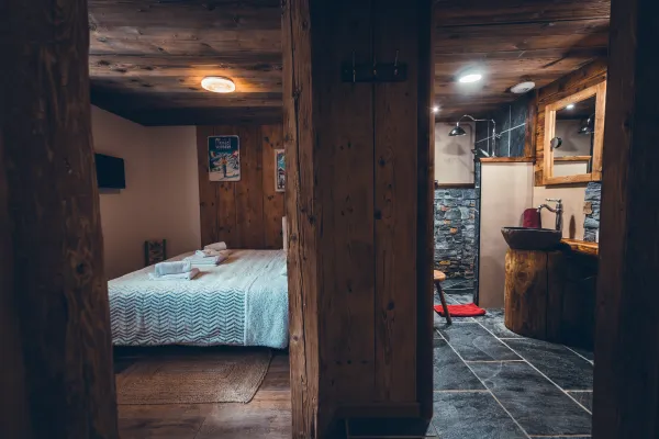 Chambre double et salle de bains