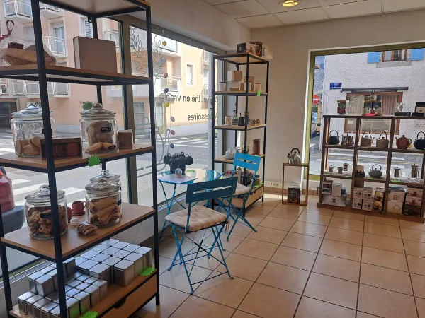 les accessoires: théières, cafetière, mugs, tasses.