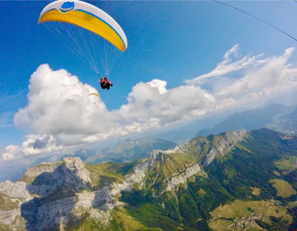 K2 parapente vue montagnes et nuages