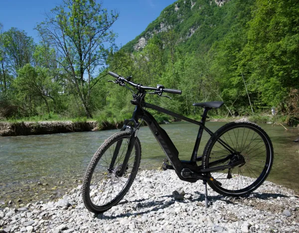 K2 vélo au bord de l'eau
