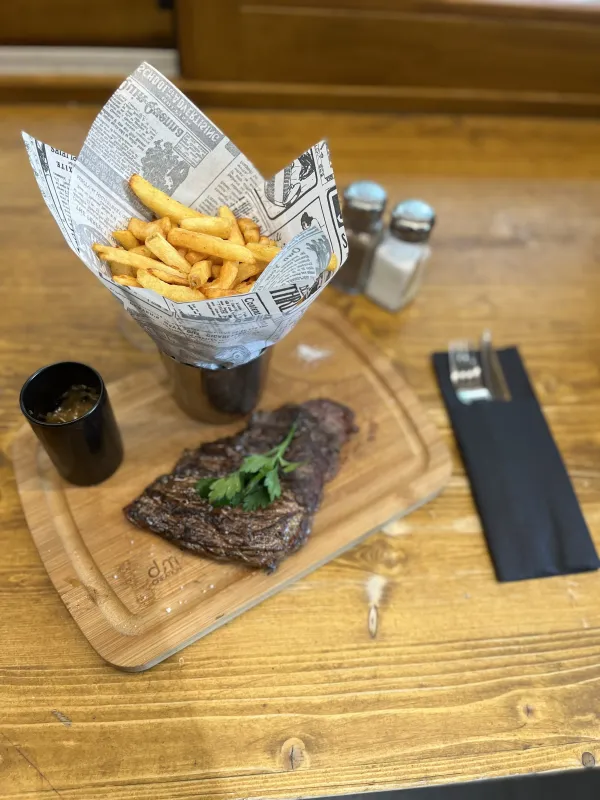 Bavette d’aloyau, fondue d’échalote, frite maison