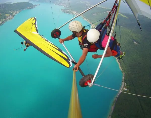 deltaplane au-dessus du lac d'Annecy