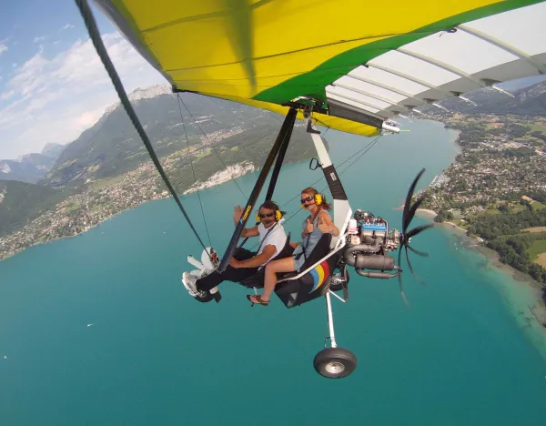 Vol en deltaplane au dessus du lac d'Annecy