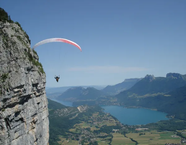 Vol en parapente au dessus du lac d'Annecy
