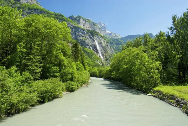 L'Arve et la cascade d'Arpenaz