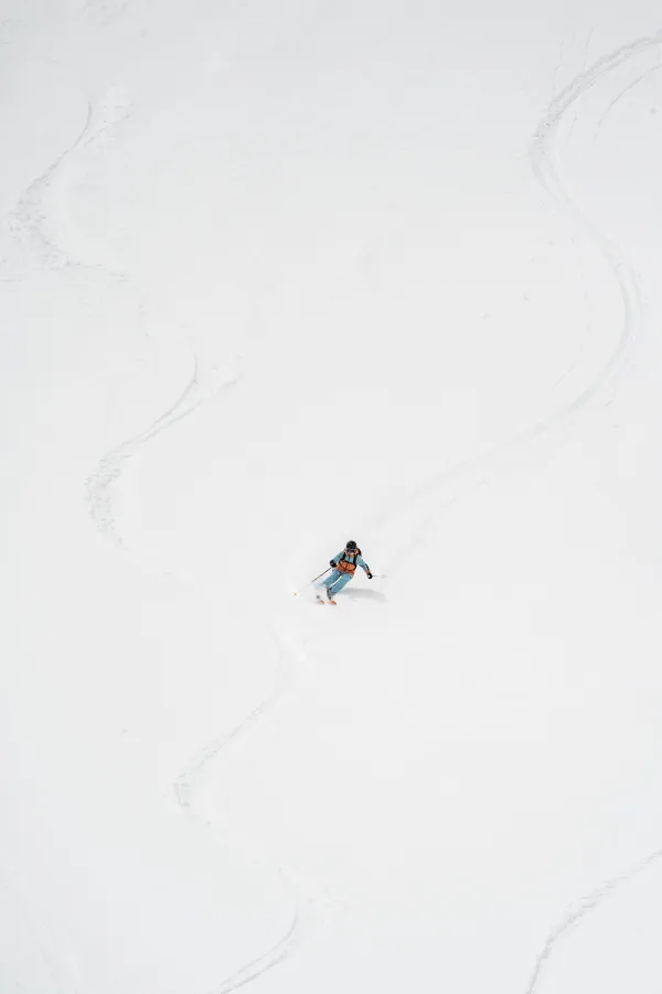 Monitrice qui ski en hors piste