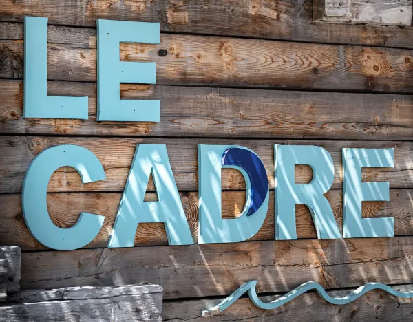 enseigne Le Cadre bleu fond bois