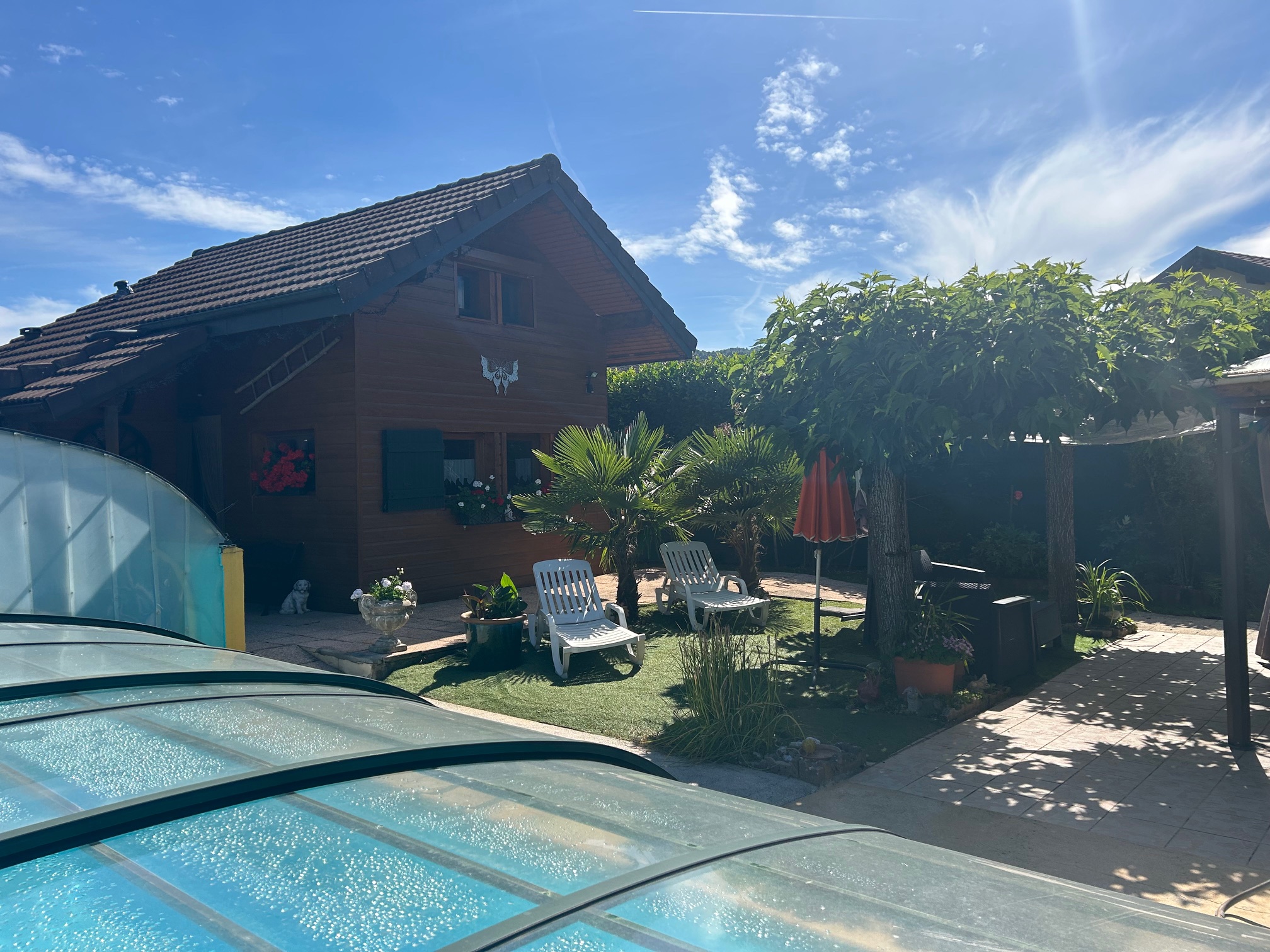 Piscine et vue d'ensemble de l'hébergement