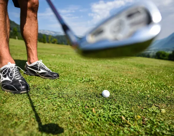 joueur de golf en pied