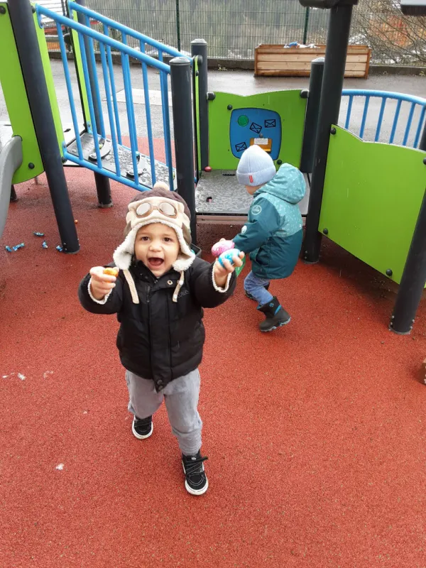 Enfants qui jouent dans la cour de la garderie de Châtel