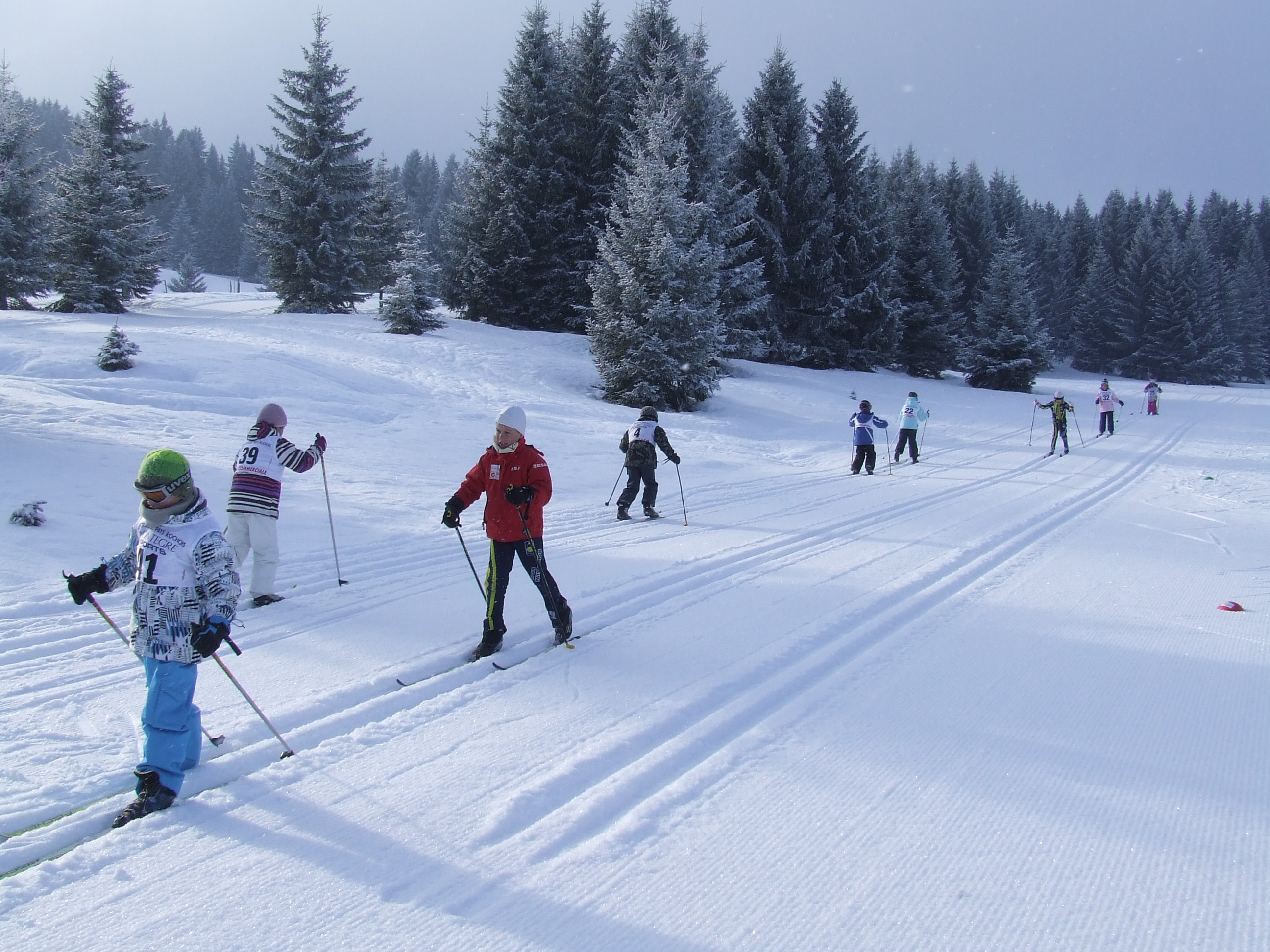 Enfants faisant du ski de fond à Orange