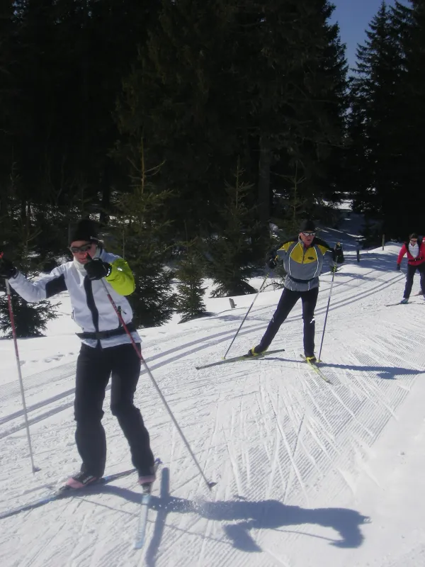 Adultes faisant du ski de fond à Orange