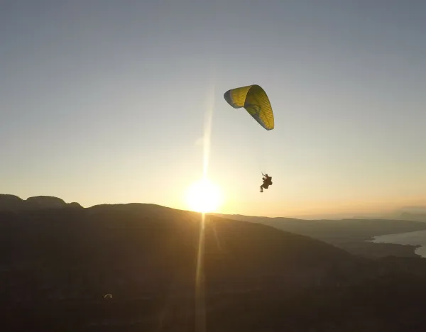 vol parapente coucher de soleil lac d'Annecy