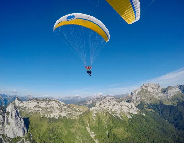 vol de deux parapentes vue montagne K2 Outdoor