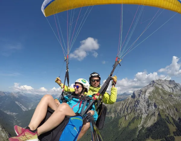 vol parapente biplace au-dessus des montagnes K2 Outdoor