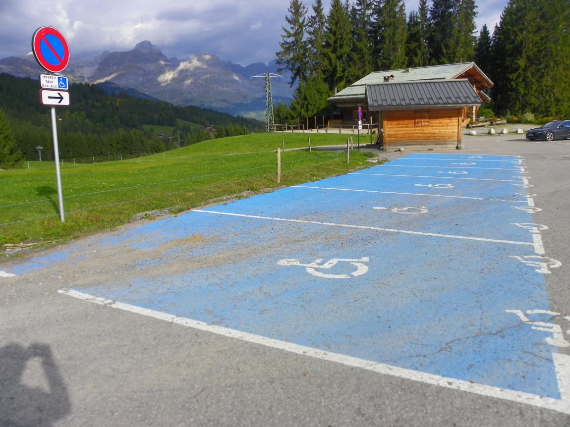 6 Places handicapées au parking de Cuchet en bord de pistes